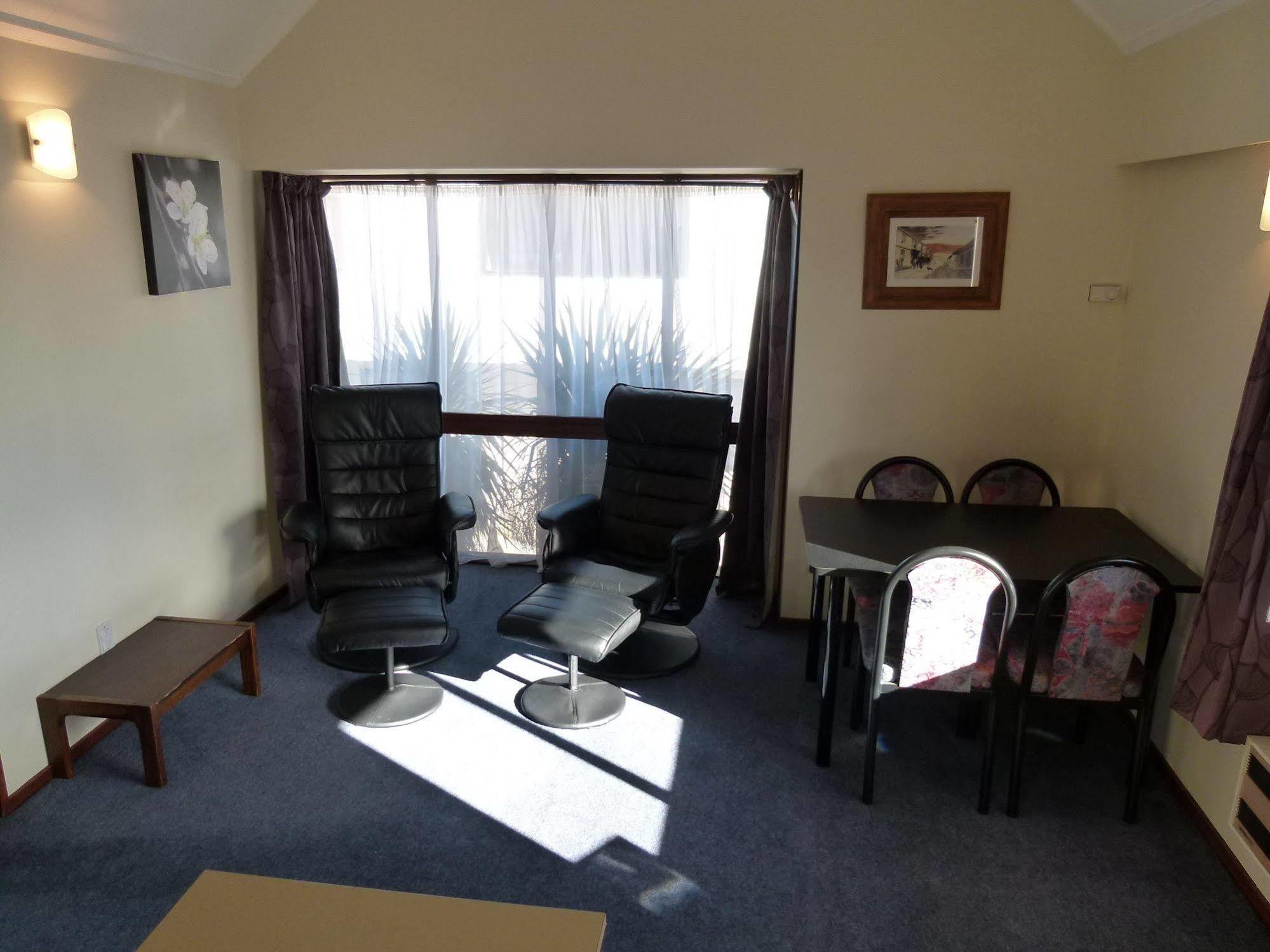 Centennial Court Motel 3*